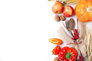 Mutlu Şükran günü arka plan, Pumpkins, Mısır, meyve ve sonbahar yaprakları ile süslenmiş tablo. Hasat Festivali. Üstten görünüm. Yatay. Arka plan kopya alanı ile.