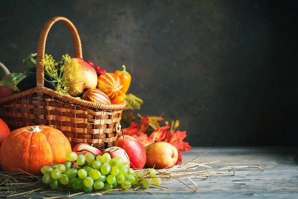 Happy Thanksgiving Day achtergrond, houten tafel versierd met pompoenen, maïs, fruit en herfstbladeren. Oogstfeest. Selectieve aandacht. Horizontaal. Achtergrond met kopie ruimte. — Stockfoto