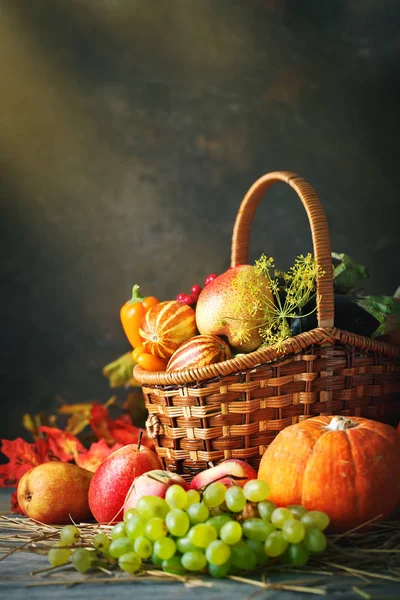 Happy Thanksgiving Day achtergrond, houten tafel versierd met pompoenen, maïs, fruit en herfstbladeren. Oogstfeest. Selectieve aandacht. Verticaal. Achtergrond met kopie ruimte. — Stockfoto