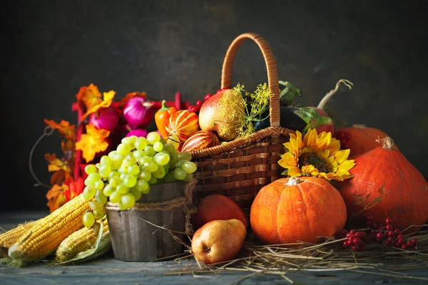 Feliz Día de Acción de Gracias fondo, mesa de madera decorada con calabazas, maíz, frutas y hojas de otoño. Fiesta de la cosecha. Enfoque selectivo. Horizontal . — Foto de Stock