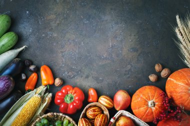 Mutlu Şükran günü arka plan, Pumpkins, Mısır, meyve ve sonbahar yaprakları ile süslenmiş tablo. Hasat Festivali. Üstten görünüm. Yatay. Arka plan kopya alanı ile.