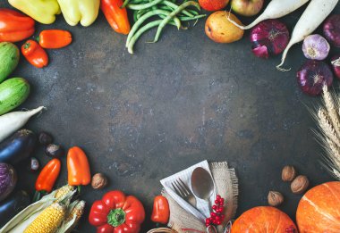 Mutlu Şükran günü arka plan, Pumpkins, Mısır, meyve ve sonbahar yaprakları ile süslenmiş tablo. Hasat Festivali. Üstten görünüm. Yatay. Arka plan kopya alanı ile.