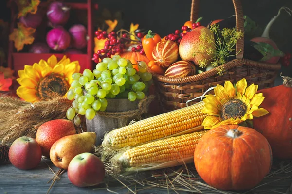 Happy Thanksgiving Day achtergrond, houten tafel versierd met pompoenen, maïs, fruit en herfstbladeren. Oogstfeest. Selectieve aandacht. Horizontale. — Stockfoto