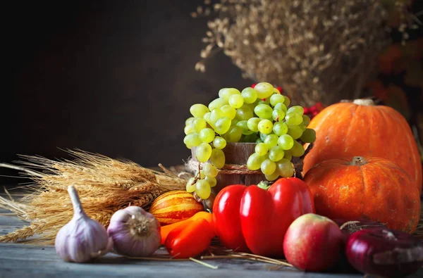 Happy Thanksgiving Day achtergrond, houten tafel versierd met pompoenen, maïs, fruit en herfstbladeren. Oogstfeest. Selectieve aandacht. Horizontaal. Achtergrond met kopie ruimte. — Stockfoto