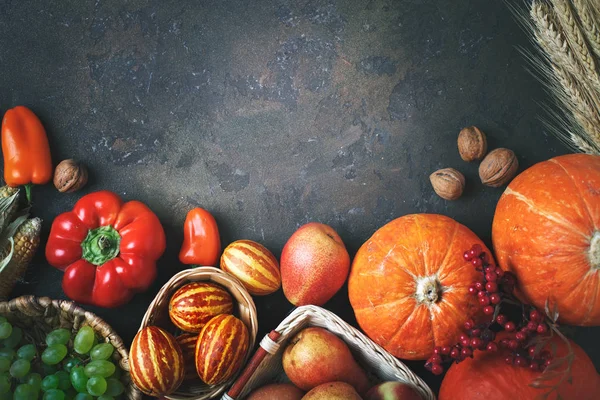 Happy Thanksgiving Day achtergrond, tabel versierd met pompoenen, maïs, fruit en herfstbladeren. Oogstfeest. Het uitzicht vanaf de top. Horizontaal. Achtergrond met kopie ruimte. — Stockfoto