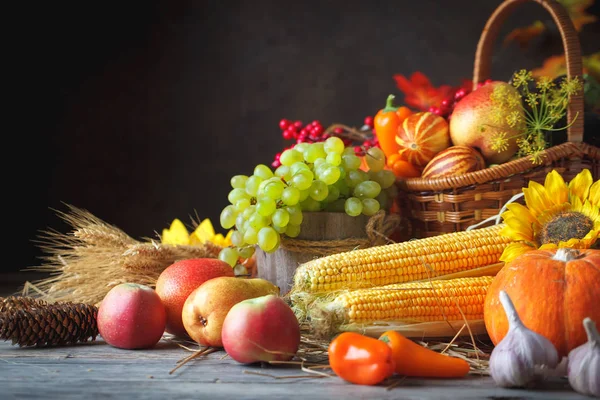 Happy Thanksgiving Day achtergrond, houten tafel versierd met pompoenen, maïs, fruit en herfstbladeren. Oogstfeest. Selectieve aandacht. Horizontaal. Achtergrond met kopie ruimte. — Stockfoto