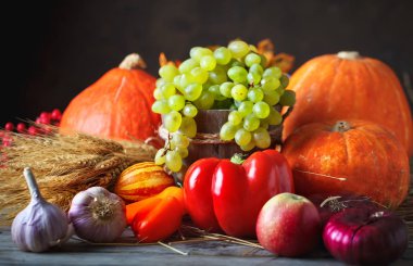 Mutlu Şükran günü arka plan, ahşap masa Pumpkins, Mısır, meyve ve sonbahar yaprakları ile süslenmiş. Hasat Festivali. Seçici odak. Yatay.