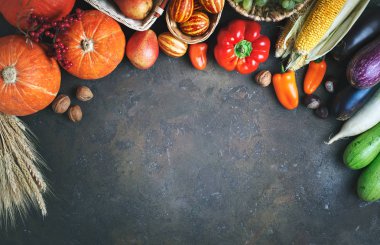 Mutlu Şükran günü arka plan, Pumpkins, Mısır, meyve ve sonbahar yaprakları ile süslenmiş tablo. Hasat Festivali. Üstten görünüm. Yatay. Arka plan kopya alanı ile.