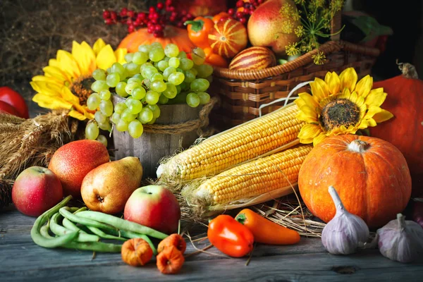 Hintergrund zum Erntedankfest, Holztisch mit Kürbissen, Mais, Früchten und Herbstblättern dekoriert. Erntedankfest. Selektiver Fokus. horizontal. — Stockfoto