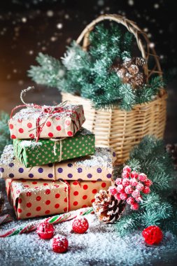 Mutlu Noeller ve mutlu yeni yıl. Noel oyuncaklar ve Noel hediyeleri ahşap arka plan ile sepet.