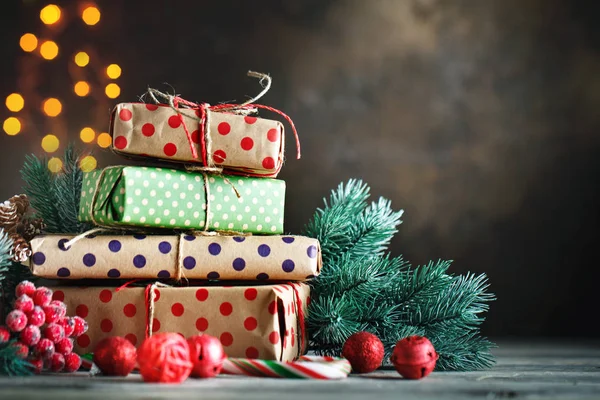 Feliz Natal e feliz Ano Novo. Brinquedos de árvore de Natal, árvore de Natal e presentes de Natal em fundo de madeira escura. Fundo com espaço de cópia . — Fotografia de Stock