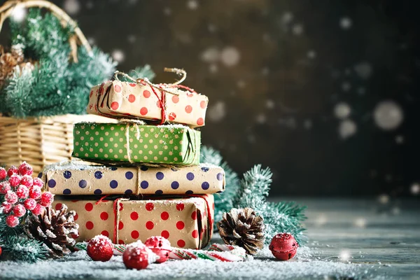 Feliz Natal e feliz ano novo. Cesta com brinquedos de Natal e presentes de Natal em um fundo de madeira . — Fotografia de Stock