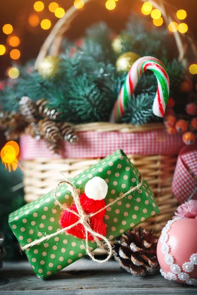 Feliz Natal e feliz ano novo. Cesta com brinquedos de Natal e presentes de Natal em um fundo de madeira . — Fotografia de Stock