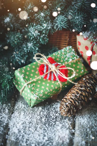 Feliz Navidad y feliz año nuevo. Mesa de madera decorada con regalos de Navidad. Fondo con espacio de copia . — Foto de Stock