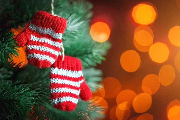 Веселого Різдва і щасливого нового року. Невеликий трикотажні рукавички на ялинку. Фонові копії простору. — стокове фото