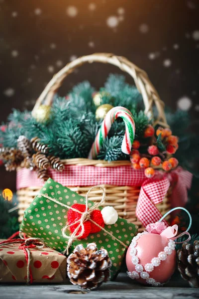 God jul och gott nytt år. Korg med jul leksaker och julklappar på en trä bakgrund. — Stockfoto