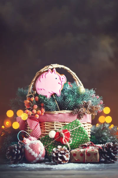 Feliz Natal e feliz ano novo. Cesta com brinquedos de Natal e presentes de Natal em um fundo de madeira . — Fotografia de Stock