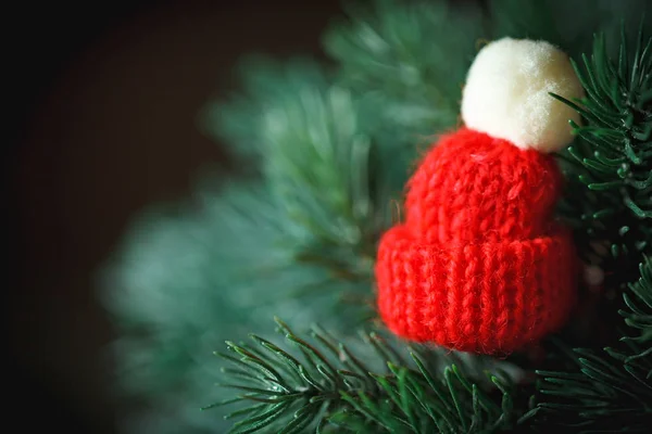 Feliz Navidad y feliz año nuevo. Sombrero de punto en el árbol de Navidad. Fondo con espacio de copia . —  Fotos de Stock