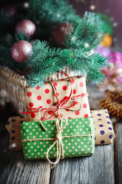 Feliz Navidad y feliz año nuevo. Cesta con juguetes de Navidad y regalos de Navidad sobre un fondo de madera . — Foto de Stock