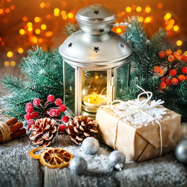 Καλά Χριστούγεννα και Ευτυχισμένο το νέο έτος. Δώρο Χριστουγέννων και το χριστουγεννιάτικο δέντρο σε σκούρο φόντο ξύλινη. Επιλεκτική εστίαση. — Φωτογραφία Αρχείου