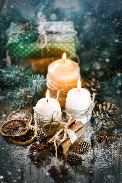 Καλά Χριστούγεννα και Ευτυχισμένο το νέο έτος. Κερί και χριστουγεννιάτικα παιχνίδια σε ένα ξύλινο τραπέζι. Bokeh. Επιλεκτική εστίαση. — Φωτογραφία Αρχείου