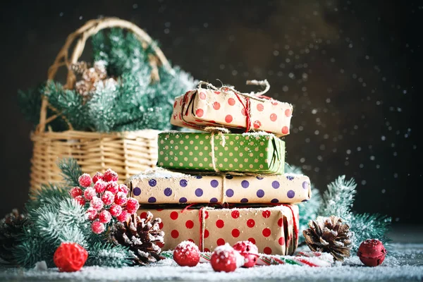 Kellemes karácsonyi ünnepeket és boldog új évet. Kosár és karácsonyi játékok karácsonyi ajándékok a fa háttér. — Stock Fotó