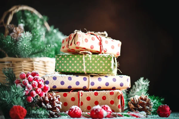 Feliz Natal e feliz ano novo. Cesta com brinquedos de Natal e presentes de Natal em um fundo de madeira . — Fotografia de Stock