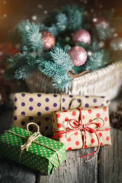 Feliz Natal e feliz ano novo. Cesta com brinquedos de Natal e presentes de Natal em um fundo de madeira . — Fotografia de Stock