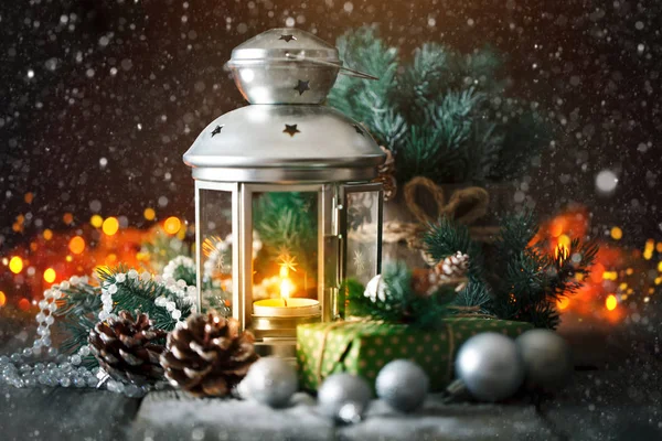 Prettige kerstdagen en gelukkig Nieuwjaar. Kerstcadeau en kerstboom op donkere houten achtergrond. Selectieve aandacht. — Stockfoto
