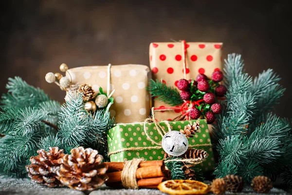 Feliz Natal e feliz Ano Novo. Presente de Natal e árvore de Natal no fundo de madeira escura. Foco seletivo . — Fotografia de Stock