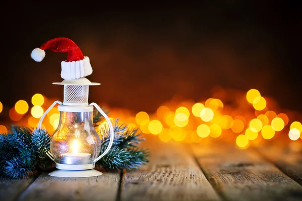 God jul och gott nytt år. Ljus och jul leksaker på ett träbord på bakgrunden av en krans. Bokeh. Selektivt fokus. Bakgrund med kopia utrymme. — Stockfoto