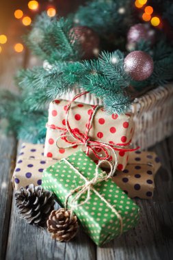 Mutlu Noeller ve mutlu yeni yıl. Noel oyuncaklar ve Noel hediyeleri ahşap arka plan ile sepet.