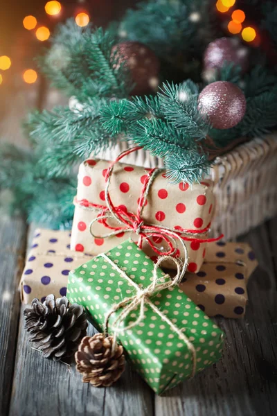 Feliz Natal e feliz ano novo. Cesta com brinquedos de Natal e presentes de Natal em um fundo de madeira . — Fotografia de Stock