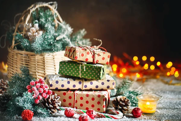 メリー クリスマスと新年あけましておめでとうございます。クリスマスのおもちゃ、木製の背景にクリスマスのギフトのバスケット. — ストック写真
