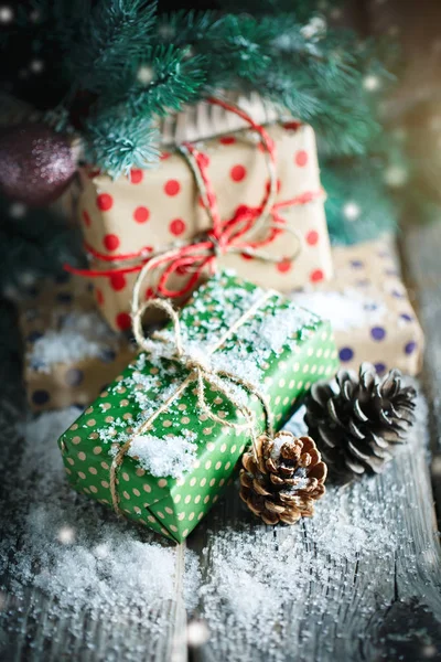 Feliz Natal e feliz ano novo. Cesta com brinquedos de Natal e presentes de Natal em um fundo de madeira . — Fotografia de Stock