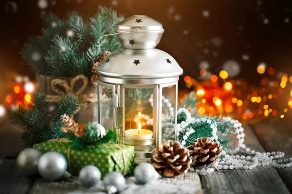 God jul och gott nytt år. Julklapp och julgran på mörk trä bakgrund. Selektivt fokus. — Stockfoto