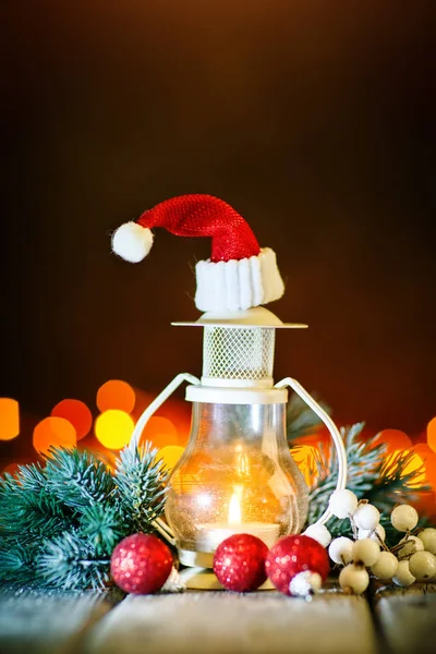 God jul och gott nytt år. Ljus och jul leksaker på ett träbord på bakgrunden av en krans. Bokeh. Selektivt fokus. Bakgrund med kopia utrymme. — Stockfoto