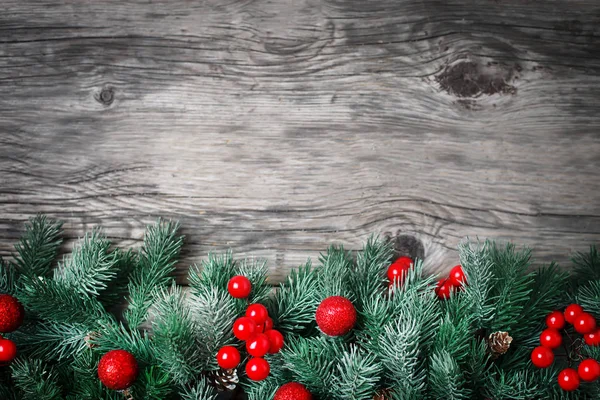 メリー クリスマスと新年あけましておめでとうございます。スプルースの枝と木の背景にクリスマスのおもちゃ。コピー領域と背景。平面図です。クリスマス背景. — ストック写真