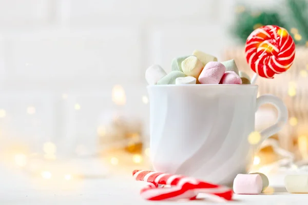 Feliz Natal e feliz Ano Novo. Xícara de cacau e marshmallows em um fundo leve. Antecedentes com espaço de cópia. Foco seletivo. Fundo de Natal . — Fotografia de Stock