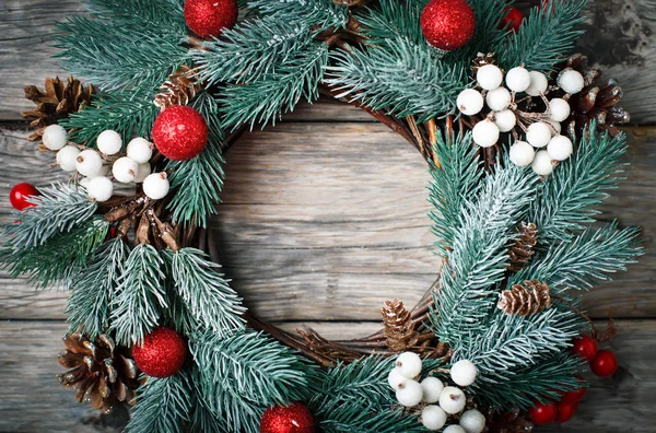 メリー クリスマスと新年あけましておめでとうございます。木製の背景にクリスマス装飾的な花輪を捧げる。コピー領域と背景。水平。選択と集中. — ストック写真