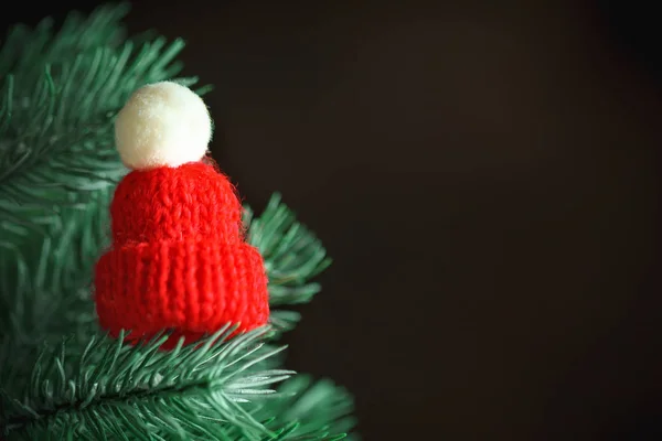 Feliz Navidad y feliz año nuevo. Sombrero de punto en el árbol de Navidad. Fondo con espacio de copia . —  Fotos de Stock