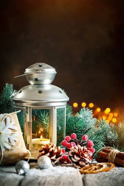 Buon Natale e felice anno nuovo. Regalo di Natale e albero di Natale su sfondo di legno scuro. Focus selettivo . — Foto Stock