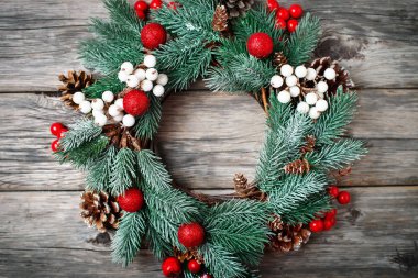 Mutlu Noeller ve mutlu yeni yıl. Ahşap arka plan üzerinde Noel dekoratif çelenk. Arka plan kopya alanı ile. Yatay. Seçici odak.