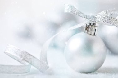 Mutlu Noeller ve mutlu yeni yıl. Hafif bir arka plan üzerinde gümüş Noel oyuncaklar. Seçici odak. Noel arka plan. Arka plan kopya alanı ile.