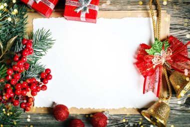 Mutlu Noeller ve mutlu yeni yıl. Kakao, kurabiye, hediyeler ve köknar ağacı ahşap bir masa dallarda Kupası. Seçici odak. Noel arka plan. Üstten görünüm. Yatay.