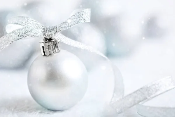 メリー クリスマスと新年あけましておめでとうございます。明るい背景に銀のクリスマスのおもちゃです。選択と集中。クリスマスの背景。コピー領域と背景. — ストック写真