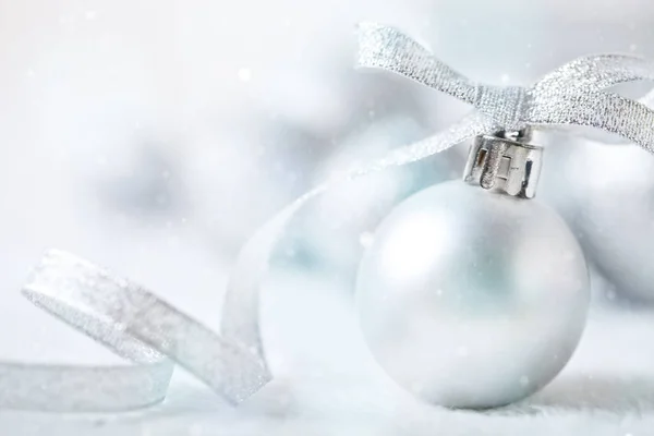 メリー クリスマスと新年あけましておめでとうございます。明るい背景に銀のクリスマスのおもちゃです。選択と集中。クリスマスの背景。コピー領域と背景. — ストック写真