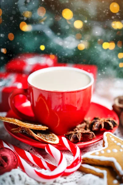 God jul och gott nytt år. Kopp kakao, kakor, gåvor och granen grenar på en vit träbord. Selektivt fokus. Jul bakgrund. Horisontell. — Stockfoto