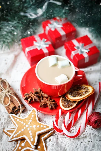 God jul och gott nytt år. Kopp kakao, kakor, gåvor och granen grenar på en vit träbord. Selektivt fokus. Jul bakgrund. Vertikal. — Stockfoto
