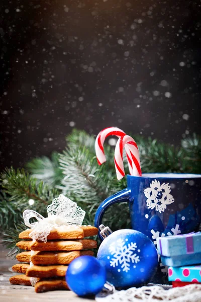 God jul och gott nytt år. Dl kakao, kakor, gåvor och granen grenar på ett träbord. Selektivt fokus. Jul bakgrund. Bakgrund med kopia utrymme. — Stockfoto